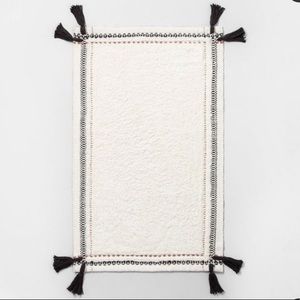 MAGNOLIA Handmade Textured Border Tassel Rug